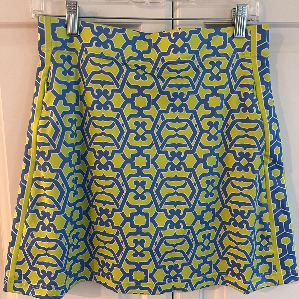 Gretchen Scott 17” pull on skort, side and back zip pockets, Geometric Skort